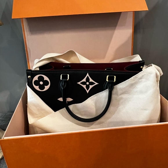 LV on the go black and cream MM Only one on Poshmark this bag  very hard to find - Picture 14 of 16